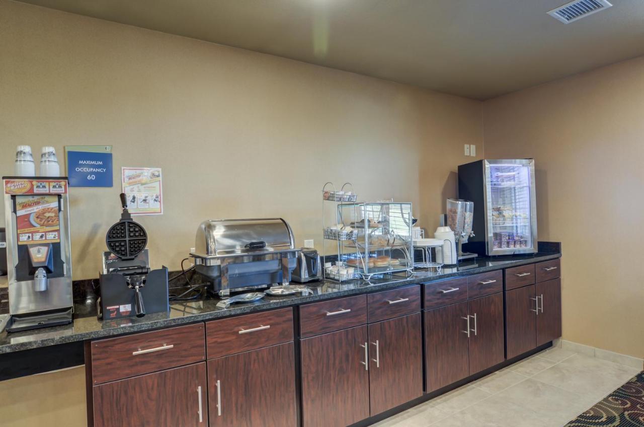 Cobblestone Inn & Suites-Kersey ภายนอก รูปภาพ